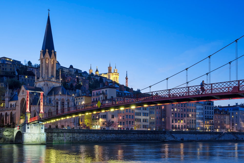 celebre-vue-eglise-lyon-saone-nuit-min